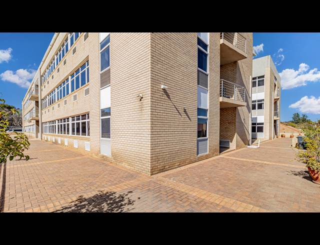 800M² OFFICE TO LET IN FERNDALE